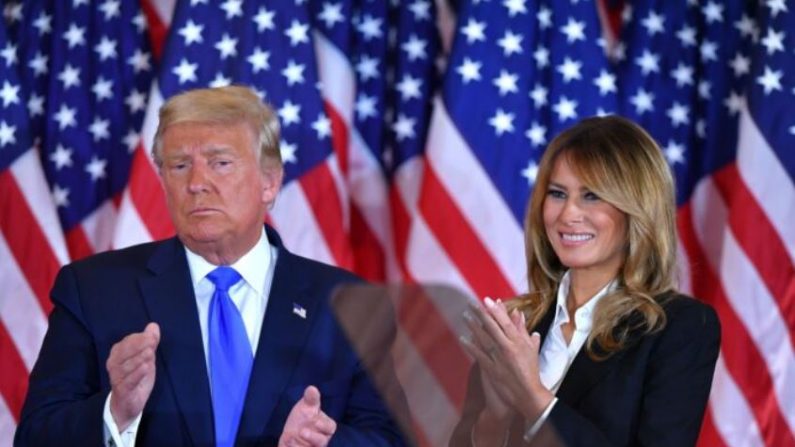 Le président Donald Trump applaudit aux côtés de la première dame Melania Trump après s'être exprimé dans la salle Est de la Maison-Blanche à Washington, tôt le 4 novembre 2020. (Mandel Ngan/AFP via Getty Images)