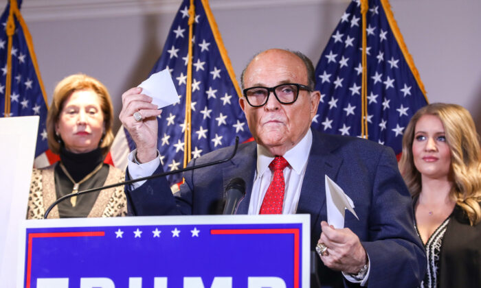 Rudy Giuliani, avocat de la campagne Trump et ancien maire de New York, s'adresse aux médias en compagnie de Sidney Powell (à gauche), avocate de la campagne Trump, et de Jenna Ellis, conseillère juridique principale de la campagne Trump, lors d'une conférence de presse au siège du Comité national républicain à Washington le 19 novembre 2020. (Charlotte Cuthbertson/Epoch Times)