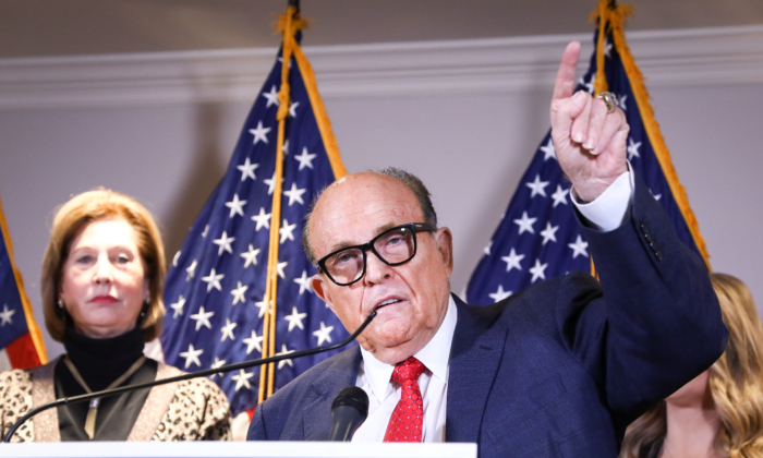 L'avocat de Trump et ancien maire de New York, Rudy Giuliani, s'adresse aux médias en compagnie de l'avocate Sidney Powell (à gauche), et des membres de l'équipe juridique de la campagne Trump, lors d'une conférence de presse au siège du Comité national républicain à Washington le 19 novembre 2020. (Charlotte Cuthbertson/Epoch Times)