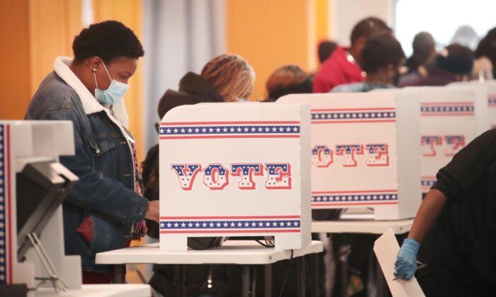Des résidents votent dans un bureau de vote du quartier Midtown à Milwaukee, Wisconsin, le 20 octobre 2020. (Scott Olson/Getty Images)