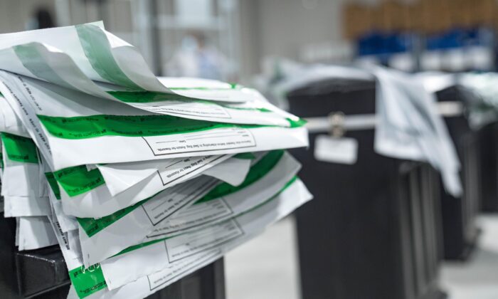 Des enveloppes ayant contenu des bulletins de vote dans le comté de Gwinnett alors que les employés commencent leur recomptage des bulletins à Lawrenceville, Géorgie, le 13 novembre 2020. (Megan Varner/Getty Images)
