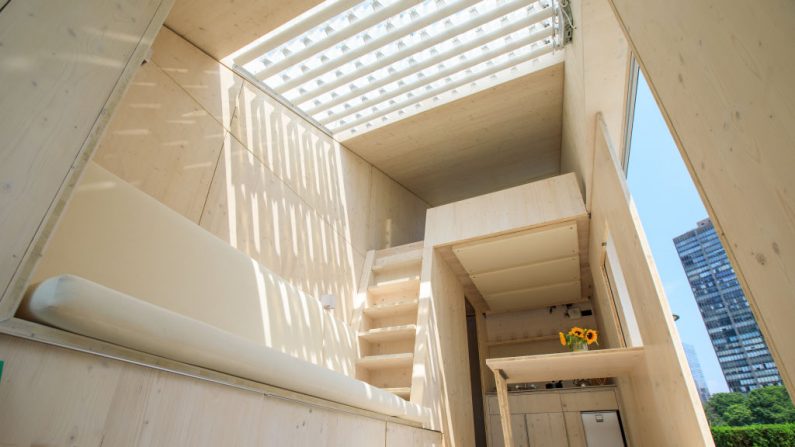 Une vue à l'intérieur d'un module de vie écologique, une « petite maison » de 22 mètres carrés, sur la place des Nations unies, le 16 juillet 2018 à New York.   (Drew Angerer/Getty Images)