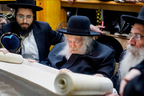 -Le rabbin Chaim Kanievsky, 93 ans et l'un des principaux chefs spirituels des juifs ultra-orthodoxes, il lit le livre d'Esther pendant la fête de Pourim le 20 mars 2019. Photo par Menahem Kahana / AFP via Getty Images.