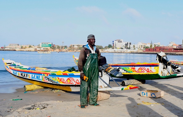 -Les pêcheurs sénégalais vont rester à quai, tous ont attrapé une maladie de peau mystérieuse. Photo par Seyllou / AFPP via Getty Images.