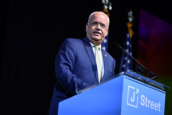 -Le négociateur en chef palestinien Saeb Erakat s'exprime lors de la conférence nationale 2019 de la Convention Center à Washington, DC, le 28 octobre 2019. Photo par MANDEL NGAN / AFP via Getty Images.