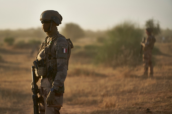Des soldats de l'armée française au Sahel surveillent une zone rurale lors de l'opération Bourgou IV dans le nord du Burkina Faso, le long de la frontière avec le Mali et le Niger. (Photo : MICHELE CATTANI/AFP via Getty Images)