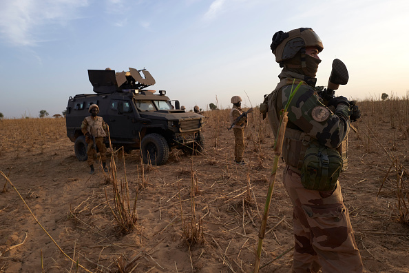 L'armée française patrouille dans une zone rurale lors de l'opération Barkhane dans le nord du Burkina Faso en novembre 2019. (Photo : MICHELE CATTANI/AFP via Getty Images)