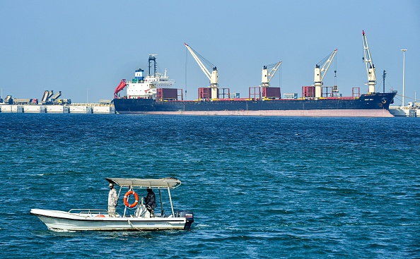 -Un bateau de sécurité saoudien patrouille et un pétrolier dans le port de Ras al-Khair, surplombe le golfe.  Photo par Giuseppe Cacace / AFP via Getty Images.