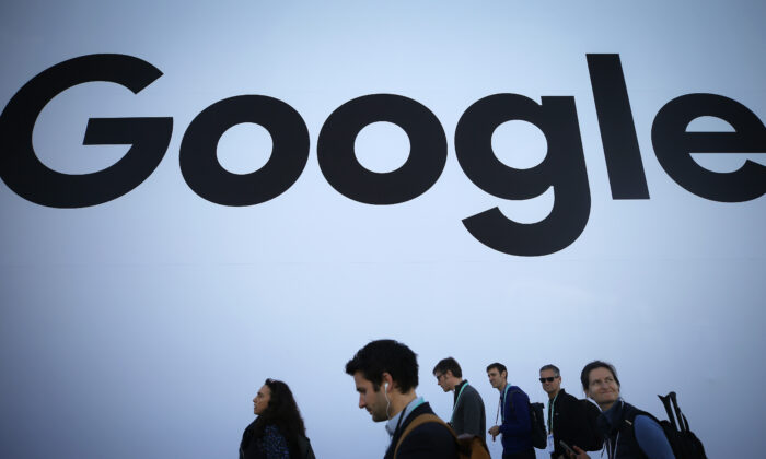 Des gens passent devant le pavillon Google au Consumer Electronics Show (CES) 2020, au centre de convention de Las Vegas, le 8 janvier 2020. (Mario Tama/Getty Images)