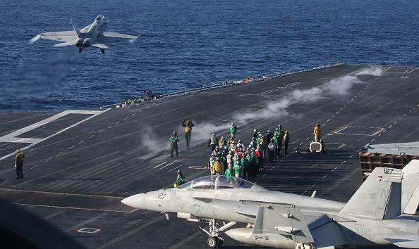 -Le porte-avions Nimitz est arrivé dans le Golfe le 25 novembre. Il s'agit du plus ancien porte-avions de la marine américaine en service actif et a été mis en service le 3 mai 1975. Photo par Mario Tama / Getty Images.