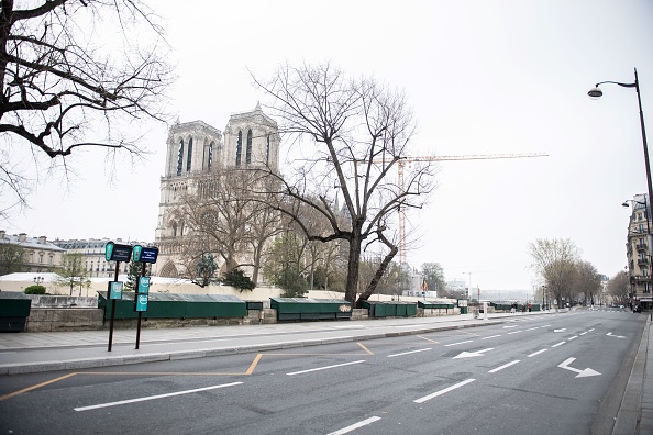 -Une photo montre une rue déserte devant la cathédrale Notre-Dame de Paris le 20 mars 2020. Photo Martin Bureau /AFP via Getty Images.