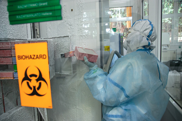 Des employés du laboratoire de l'Institut Pasteur. (Photo : RIJASOLO/AFP via Getty Images)
