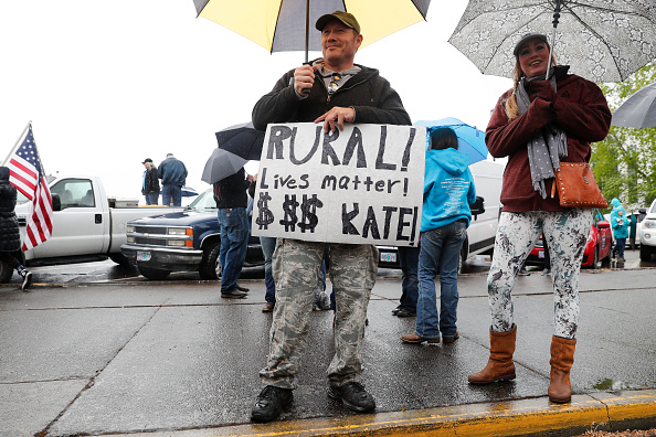 -Justin Ford, tient une pancarte disant que la vie rurale compte, le 2 mai 2020 à Salem, Oregon. Pour protester contre l'ordre de rester à la maison. Photo par Terray Sylvester / Getty Images.