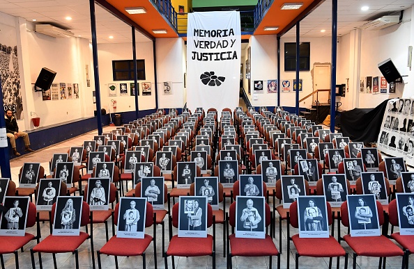 -Le siège du syndicat ouvrier où des images de personnes disparues pendant la dictature (1973-1985) ont été affichées, dans le cadre de la commémoration de la Marche Silencieuse, à Montevideo, le 20 mai 2020. Photo par Pablo Porciuncula / AFP via Getty Images.