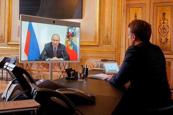 -Le président français Emmanuel Macron s'entretient avec le président russe Vladimir Poutine lors d'une vidéoconférence le 26 juin 2020 au palais présidentiel de l'Elysée à Paris. Photo par Michel Euler / POOL / AFP via Getty Images.