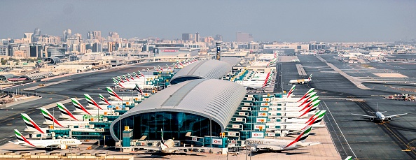 -Une vue aérienne des avions Emirates stationnés sur le tarmac de l'aéroport international de Dubaï, desservant l'émirat du golfe de Dubaï. Photo par Karim Sahib / AFP via Getty Images.