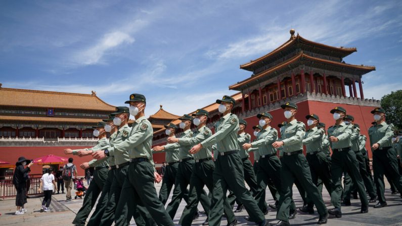 Des soldats de l'Armée populaire de libération défilent devant l'entrée de la Cité interdite à Pékin le 20 mai 2020. (Andrea Verdelli/Getty Images)