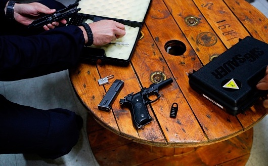 Les forces de l'ordre en dehors de leur service pourront conserver leur arme lorsqu'ils accèdent à des établissements recevant du public. (Photo : GEOFFROY VAN DER HASSELT/AFP via Getty Images)
