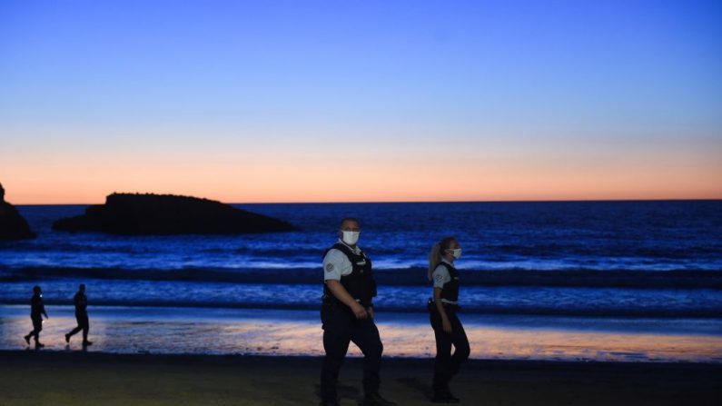 Des policiers patrouillent sur la plage de "Grand Plage" à Biarritz, dans le sud de la France.  (GAIZKA IROZ/AFP via Getty Images)