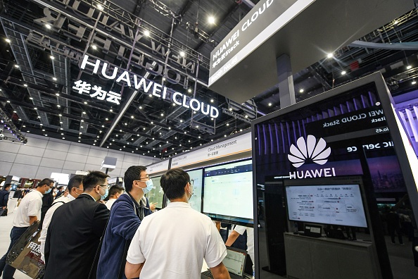 -Illustration- Les gens visitent la conférence Huawei Connect à Shanghai le 23 septembre 2020. Photo de STR / AFP via Getty Images.