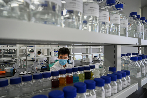 -Un technicien travaille dans un laboratoire de Sinovac Biotech, le 24 septembre 2020 à Pékin, en Chine. Photo par Kevin Frayer / Getty Images.
