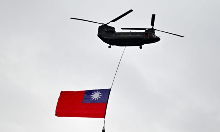 Un hélicoptère militaire arbore le drapeau national de Taïwan lors de la fête nationale devant le bureau présidentiel à Taipei, le 10 octobre 2020. (Sam Yeh/AFP via Getty Images) 