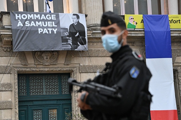 Portrait de Samuel Paty, le professeur d'histoire décapité, à Montpellier, le 21 octobre 2020. (Photo : PASCAL GUYOT/AFP via Getty Images)