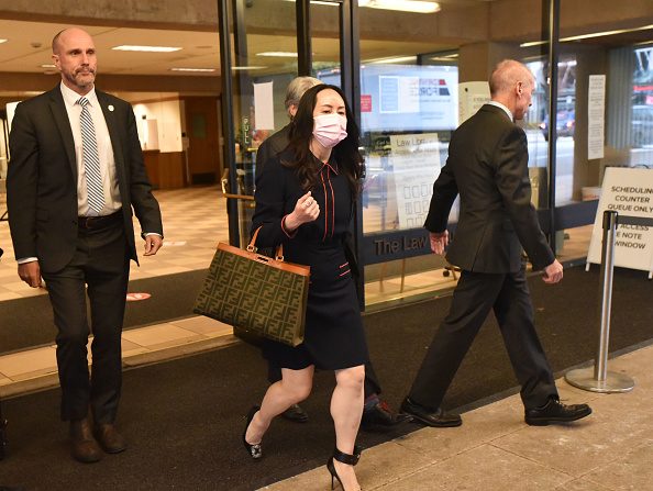 Le directeur financier de Huawei, Meng Wanzhou, quitte la Cour suprême de la Colombie-Britannique, à Vancouver, Canada, le 27 octobre 2020.(Photo : DON MACKINNON/AFP via Getty Images)