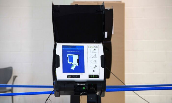 Une machine de vote électronique installée dans un bureau de vote à Washington, le 29 octobre 2020. (Nicholas Kamm/AFP via Getty Images)