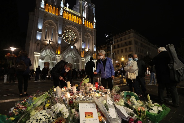 Hommages aux victimes deux jours après qu'un agresseur au couteau a tué trois personnes dans la basilique Notre-Dame de l'Assomption à Nice le 30 octobre 2020. (Photo : VALERY HACHE/AFP via Getty Images)