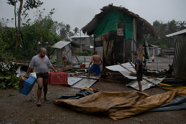 -Les résidents tentent de réparer leur maison endommagée et de récupérer leurs affaires éparpillées alors que le super typhon Goni frappe la région le 1er novembre 2020, aux Philippines. Photo par Jes Aznar / Getty Images.