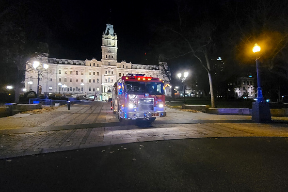 Un camion de pompier est stationné devant l'Assemblée nationale du Québec, à Québec, tôt le 1er novembre 2020, après que deux personnes ont été tuées et cinq blessées. (Photo : JORDAN PROUST/AFP via Getty Images)