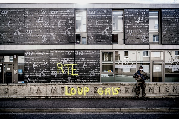 L'armée française monte la garde devant le Centre commémoratif national arménien à Decines-Charpieu, près de Lyon, le 1er novembre 2020, où des graffitis pro-turcs en lettres jaunes ont été peints pendant la nuit.  (Photo : JEFF PACHOUD/AFP via Getty Images)