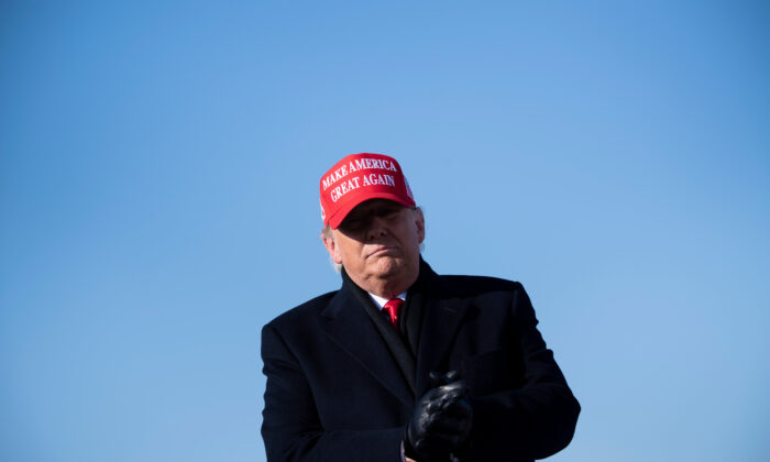 Le président Donald Trump arrive pour un rassemblement "Make America Great" à l'aéroport régional de Dubuque, dans l'Iowa, le 1er novembre 2020. (Brendan Smialowski/AFP via Getty Images)
