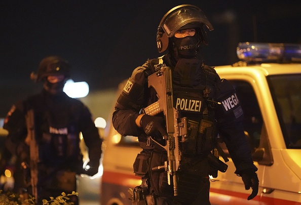 -Un policier lourdement armé monte la garde sur la place Schwedenplatz dans le centre de Vienne le 2 novembre 2020