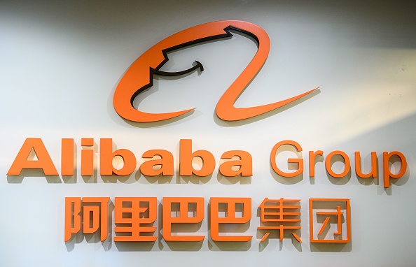 -Le logo du groupe Alibaba devant les bureaux du groupe Ant, elle est la branche financière du géant chinois du commerce, à Hong Kong, le 30 octobre 2020. Photo par Anthony Wallace / AFP via Getty Images.