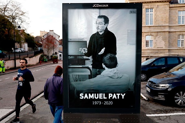 Une affiche représentant Samuel Paty. (Photo : THOMAS COEX/AFP via Getty Images)
