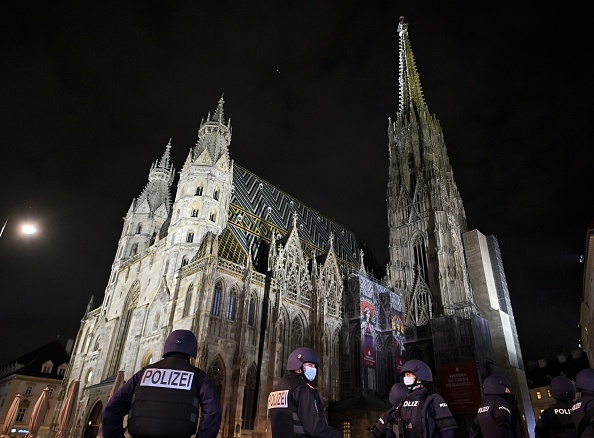 La police patrouille à l'extérieur de la cathédrale Saint-Étienne de Vienne, en Autriche, le 3 novembre 2020, un jour après une fusillade dans le centre de Vienne. (Photo : HERBERT NEUBAUER/APA/AFP via Getty Images)