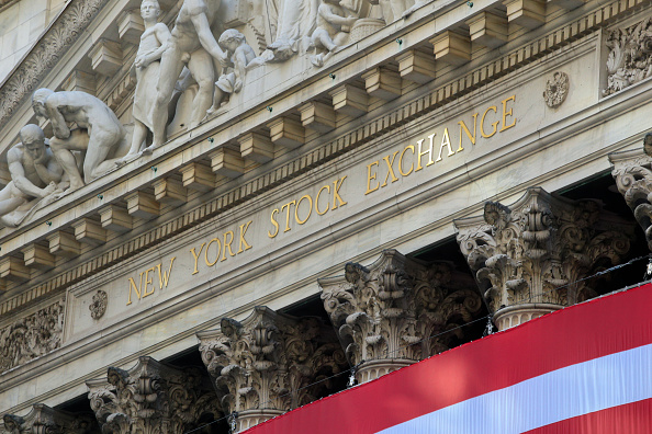 -L'extérieur de la Bourse de New York (NYSE) est vu le 4 novembre 2020 à New York. Photo par Kena Betancur / AFP via Getty Images.