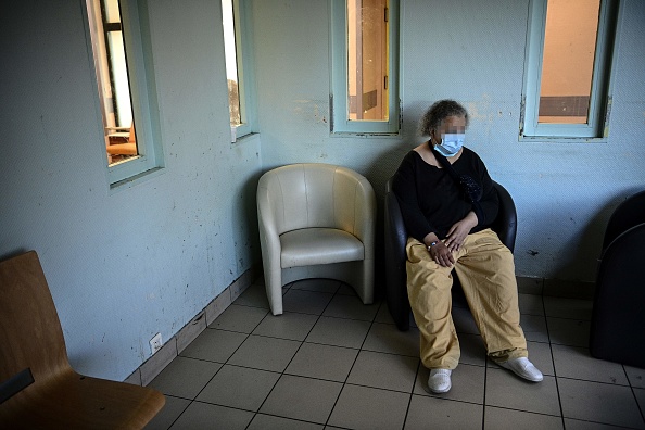 -Un patient souffrant de troubles mentaux est assis sur un fauteuil dans un salon de l'hôpital psychiatrique de Ville-Evrard à Saint-Denis, au nord de Paris, le 3 novembre 2020. Photo par Christophe  Archambault/ AFP via Getty Images.