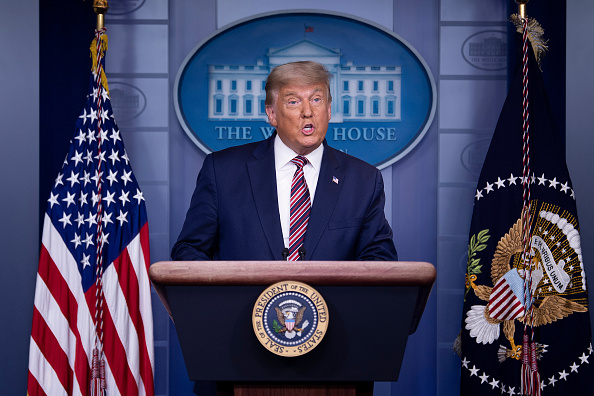 -Le président américain Donald Trump prend la parole dans la salle de briefing Brady à la Maison Blanche à Washington, DC, le 5 novembre 2020. Un recomptage s’impose dans différents Etats par suite de nombreuses irrégularités. Photo par Brendan Smialowski / AFP via Getty Images