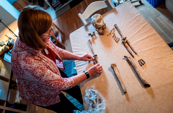 -L'anthropologue allemande Bettina Jungklaus expose les restes squelettiques de la "Dame de Bietikow", à Berlin le 23 septembre 2020. Photo de John Macdougall /AFP via Getty Images.