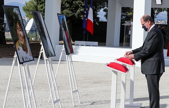 Nice 7 novembre 2020. Le Premier ministre Jean Castex remet une distinction posthume aux trois victimes de l'attaque au couteau perpétré à la basilique Notre-Dame de Nice le 29 octobre 2020. (Photo : VALERY HACHE/POOL/AFP via Getty Images)