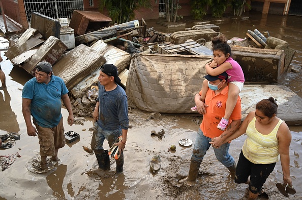 Des gens pataugent dans une zone inondée à la suite du passage de l'ouragan Eta dans la municipalité de Villanueva, département de Cortes, au Honduras, le 7 novembre 2020. Photo par Orlando Sierra / AFP via Getty Images.