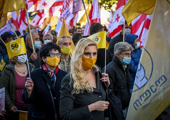 -Des partisans de l'opposition géorgienne assistent à un rassemblement dans le centre de Tbilissi le 8 novembre 2020. Photo par Vano Shlamov / AFP via Getty Images.