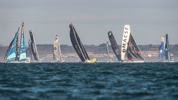 -Les concurrents prennent le départ du tour du monde en solitaire du Vendée Globe yachting le 8 novembre 2020 au large des côtes ouest de la France des Sables-d'Olonne. Photo par Jean-François Monier / AFP via Getty Images.