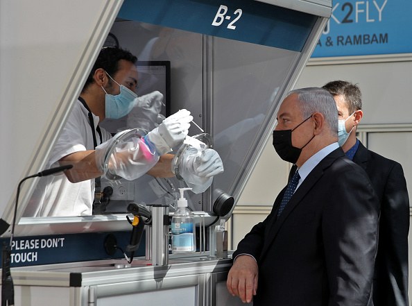 -Le Premier ministre israélien Benjamin Netanyahu inaugure un centre de dépistage rapide du coronavirus COVID-19 à l'aéroport international Ben Gourion le 9 novembre 2020. Photo par Atef Safadi / POOL / AFP via Getty Images.