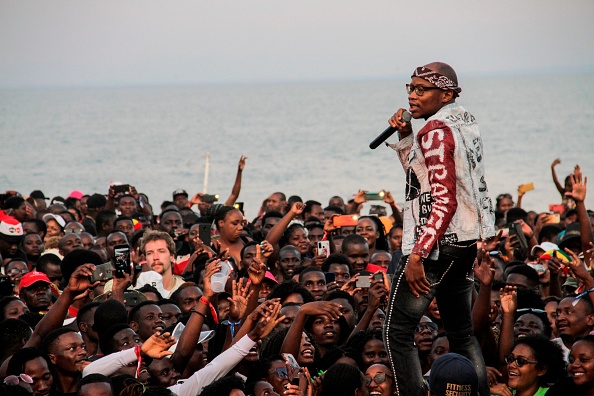 -Le DJ sud-africain derrière le hit pop mondial "Jerusalema", se produit au Festival du sable qui s'est tenu sur les plages du lac Malawi, le 1er novembre 2020. Photo par George Ntonya / AFP via Getty Images.
