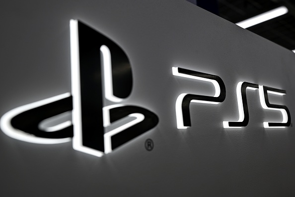 Le logo de la Playstation 5 de Sony est visible dans un magasin d'électronique à Tokyo le 10 novembre 2020, avant la sortie de la console de jeu prévue pour le 12 novembre. 
(CHARLY TRIBALLEAU/AFP via Getty Images)