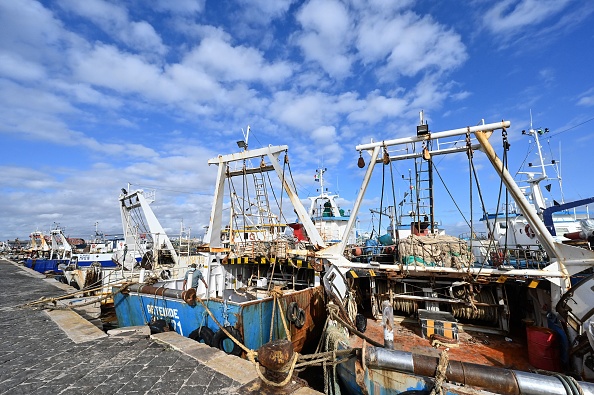 - Des bateaux de pêche reposent en eau profonde, utilisés pour pêcher des crevettes rouges géantes dans le nouveau port, à Mazara del Vallo en Sicile, à moins de 200 km de la côte tunisienne de l'Afrique du Nord. Photo par Andreas Solaro / AFP via Getty Images.